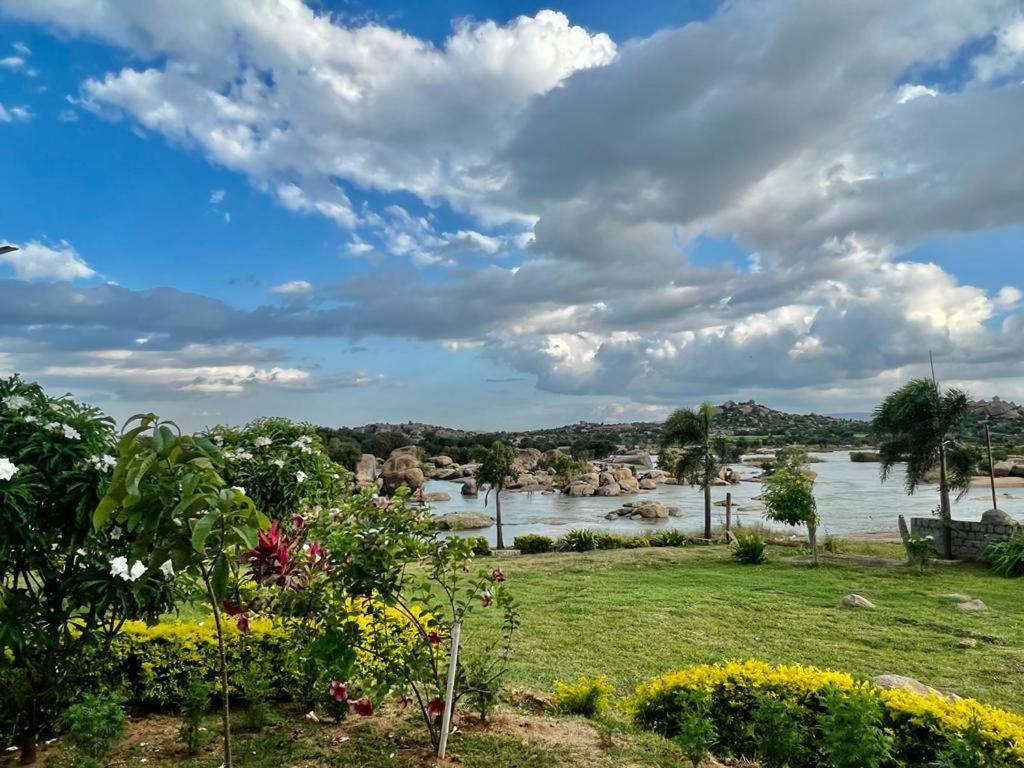 Отель Leo Woods Hampi River View Экстерьер фото