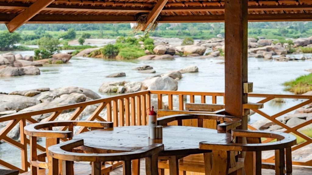 Отель Leo Woods Hampi River View Экстерьер фото